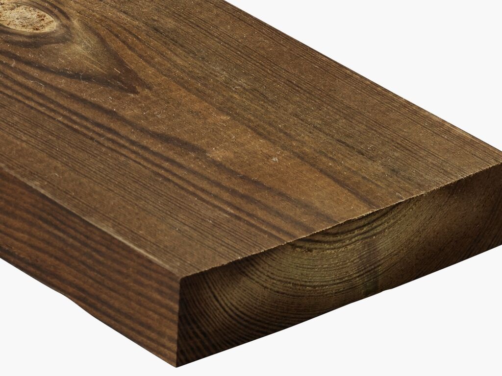 En brun träplanka med märkbara ådringar och en slät yta. Kanten är avskuren i en vinkel.