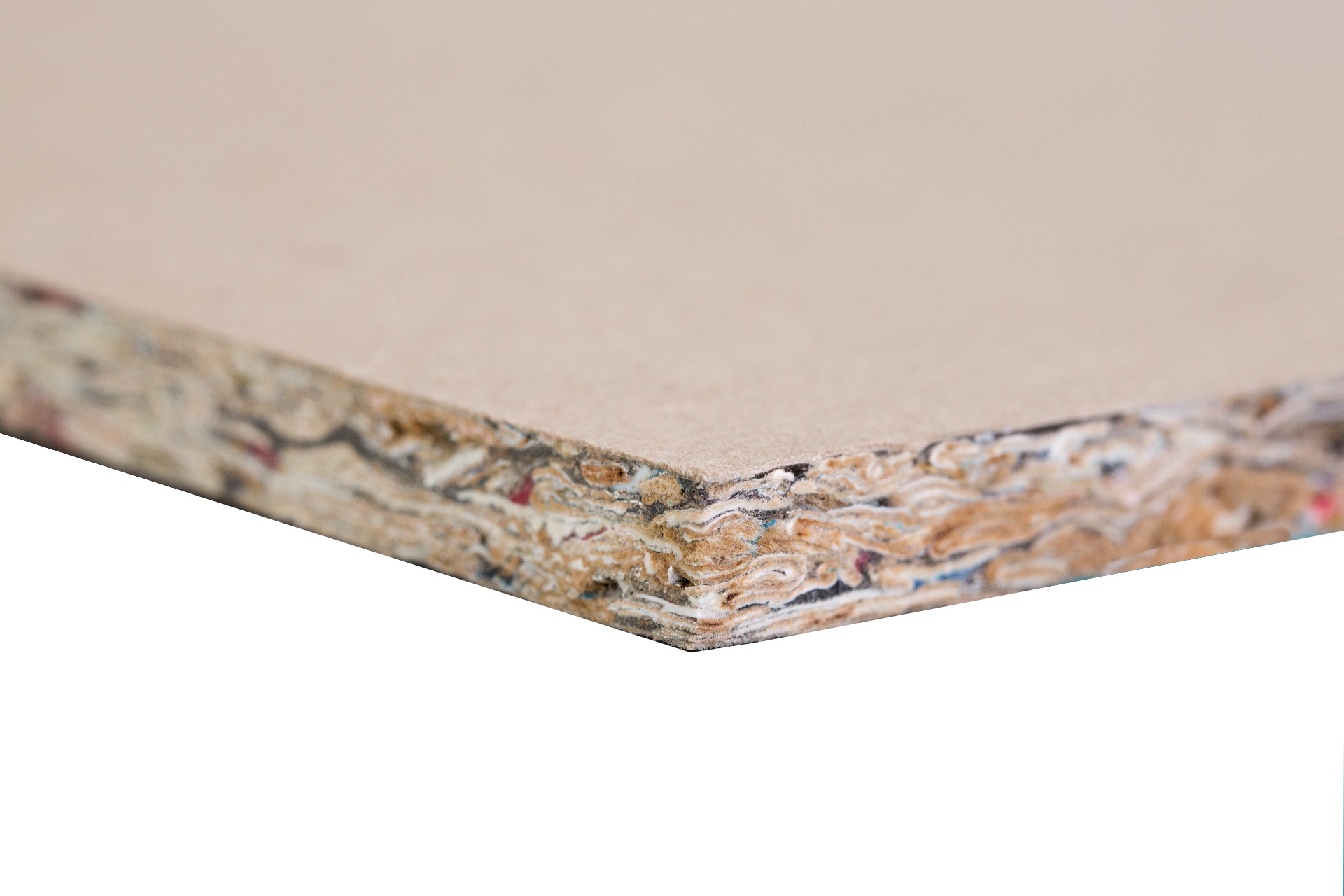 En närbild av ett skivmaterial med en slät yta och synlig struktur på kanten, som visar lager av papper och andra material.