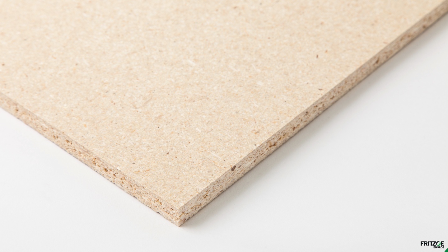 Ljuset beige MDF-skiva med en slät yta och synliga små partikelstrukturer längs kanten.