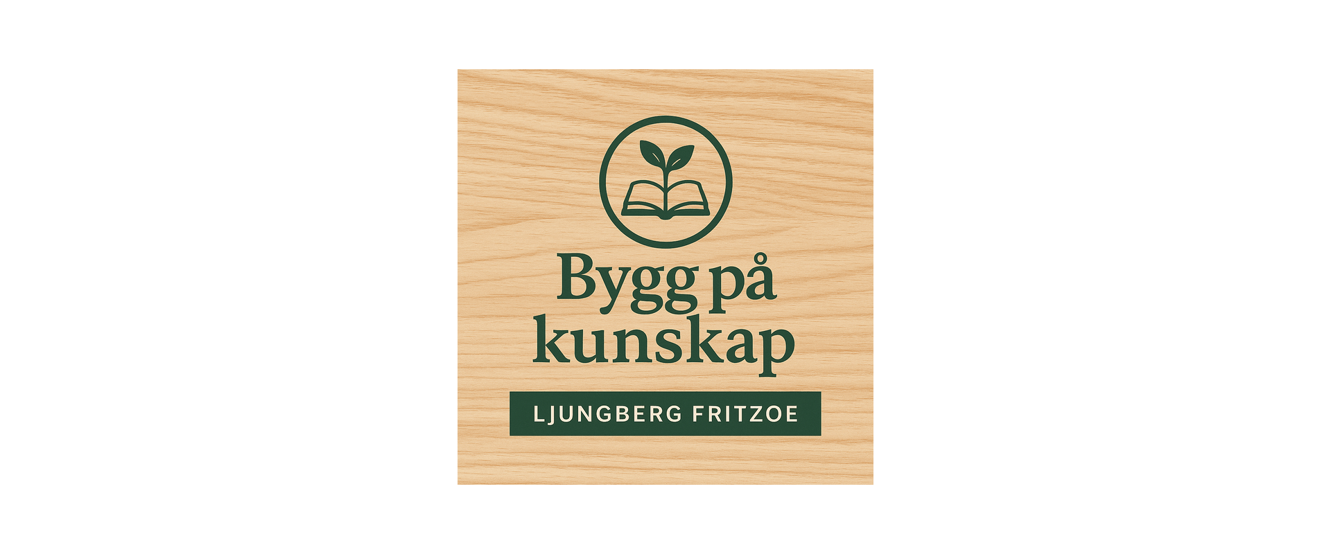 Logotyp med texten "Bygg på kunskap" och "Ljungberg Fritzoe" i grönt på en träbakgrund. En bok och en växt symboliserar lärande och tillväxt.