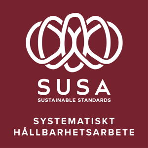 Logotyp med texten "SUSA" och "SYSTEMATISKT HÅLLBARHETSARBETE" i vitt på en mörkröd bakgrund. Symbolen består av flera sammanflätade ringar.